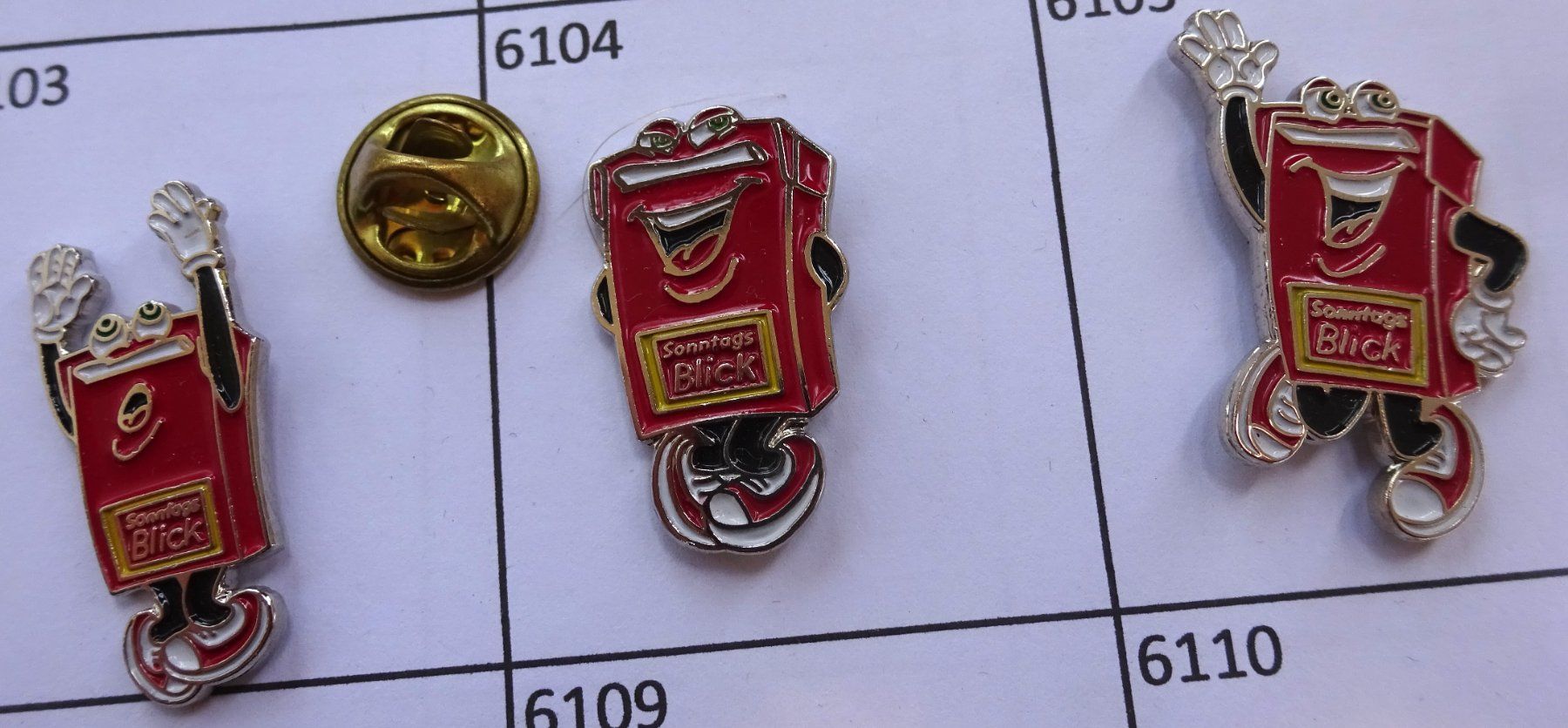 Placchette & Badge: 3 Pin Blick Zeitschrift Sonntag – Usato da Utzenstorf venduto da BUtter81