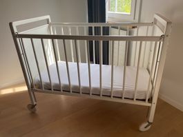 Wunderschönes altes Babybett