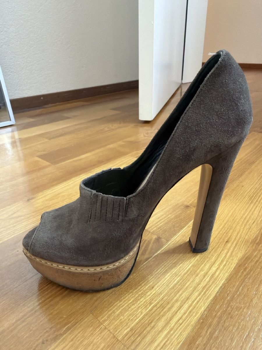 Prada Scarpe da donna: Prada Pumps Gr. 36 Grau Wildleder/ Plateau – Usato da Bassersdorf venduto da s.phany 2