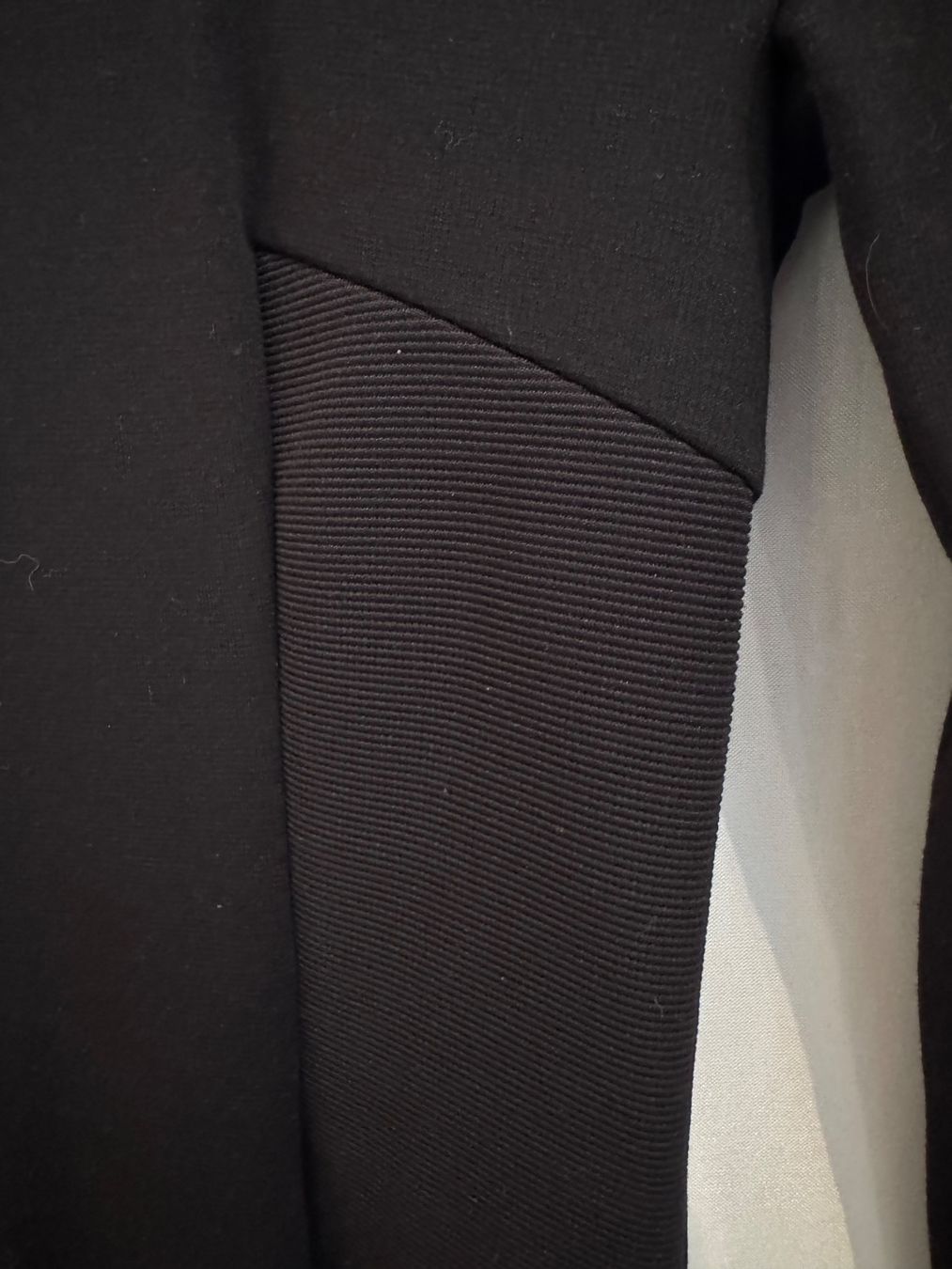 Robes: Schwarzes Kleid, eng – D'occasion à Winterthur par jen_w6kc 2