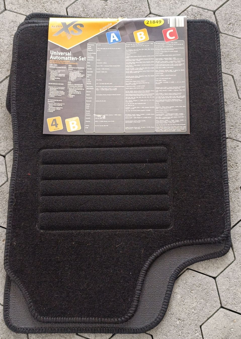 Tapis / Bacs: XS Universal Fussmatten Set schwarz – Neuf avec emballage d'origine à Rickenbach LU par cornel66