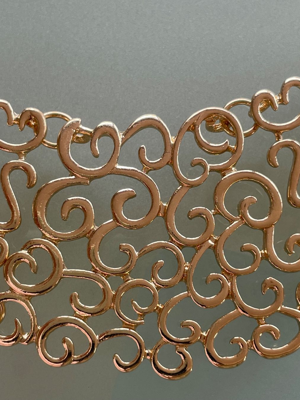 Catenine: Collier brodé doré jamais porté – Nuovo e nell'imballaggio originale da Vuadens venduto da Nina11 2