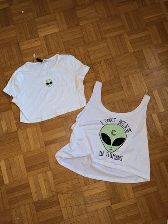 2 Crop Tops weiss Alien Motiv 