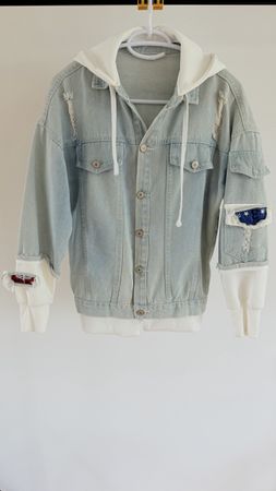 Jeansjacke mit Hoodie und Applikationen Grösse S