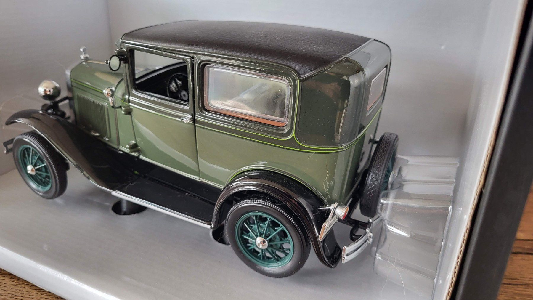 Modellini d'auto: Ford Model A 1931 1:18 Motor City Classics – Usato da Rothrist venduto da Juana5 2