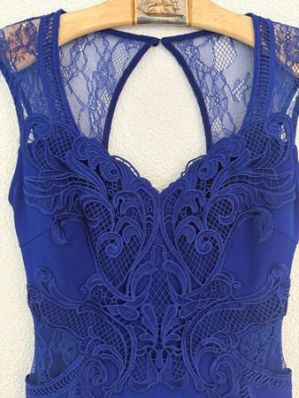 Lipsy London – Elegantes Spitzenkleid in Royalblau, Grösse M