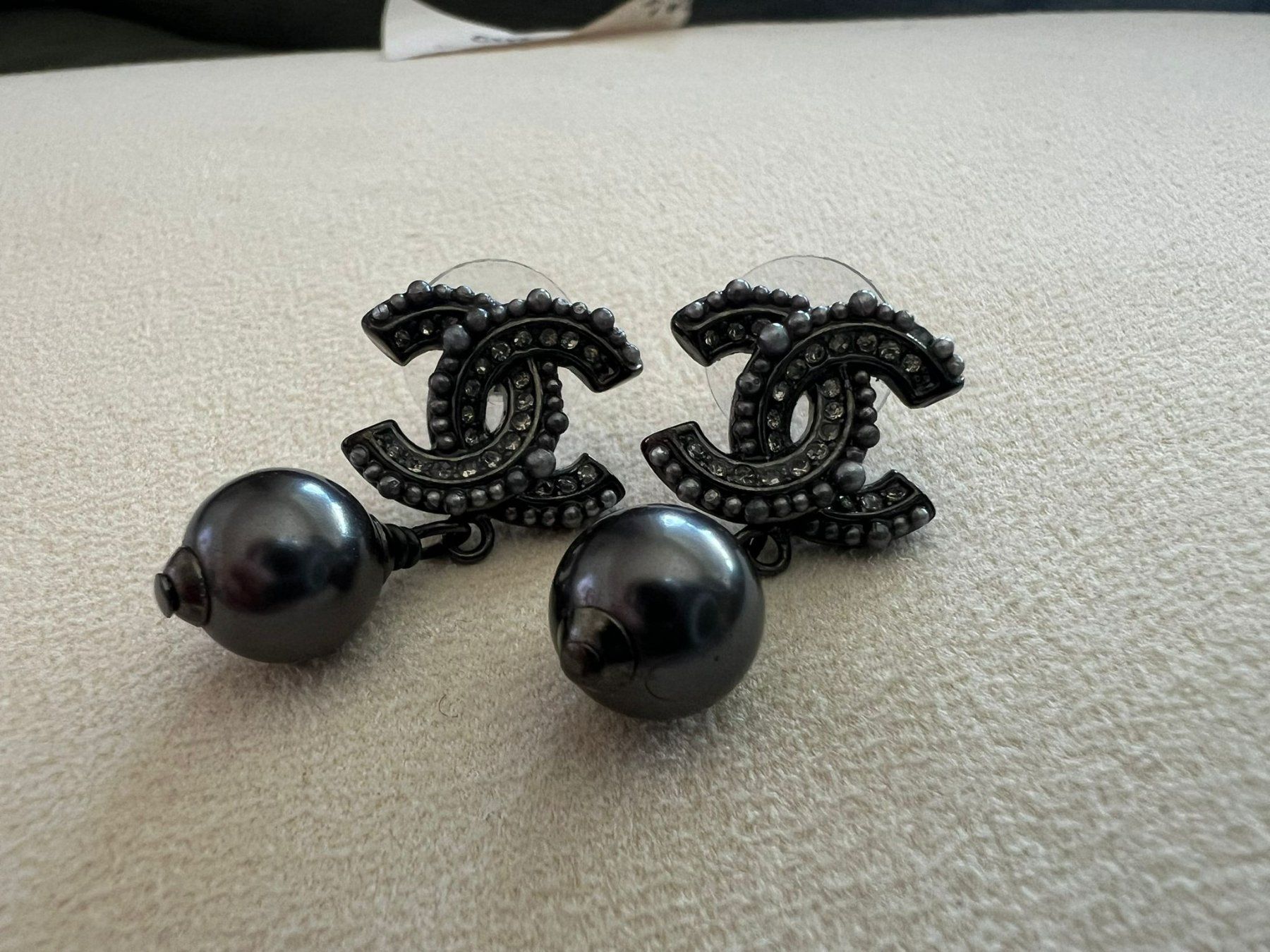 Chanel Orecchini pendenti & Orecchini a lobo: CHANEL CC Perlen Ohrringe Schwarz - Original – Usato da Hinwil venduto da kika.bsvc 2
