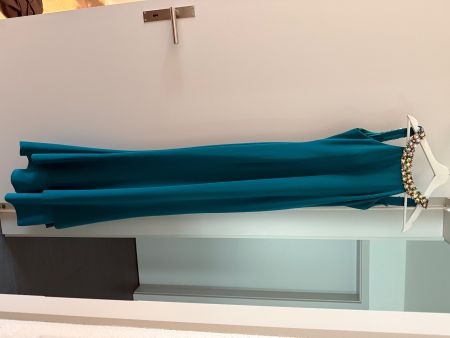 Elegantes ABendkleid mit Schmucksteinen Petrolgrün