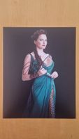 Lucy Lawless, Original Autogramm auf Grossfoto in Farbe