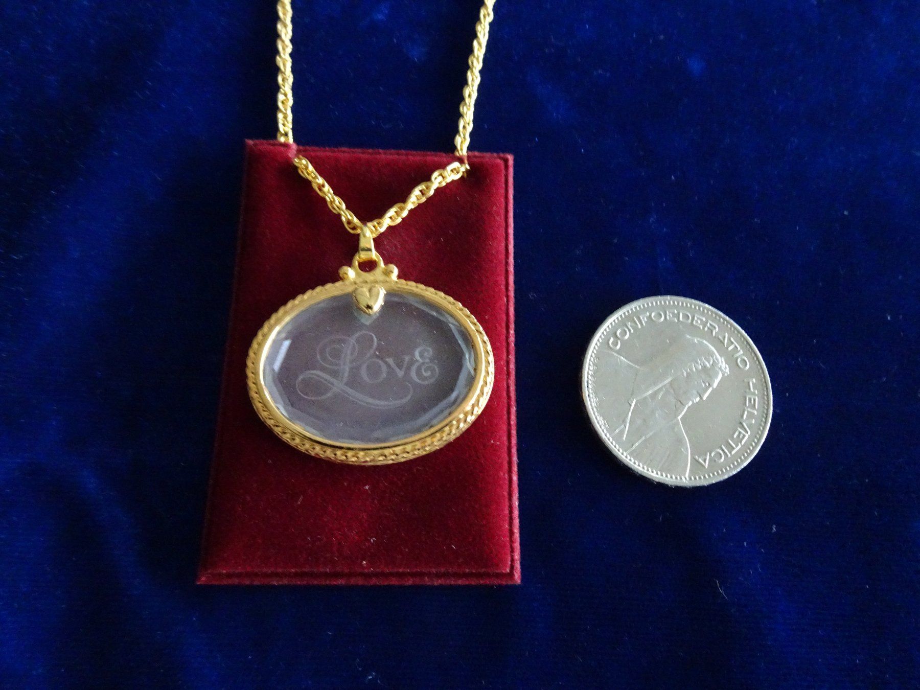 Ciondoli: vergoldeter Anhänger "Love" mit Kette  -  Modeschmuck – Usato da Vitznau venduto da Mina60 2