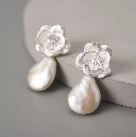 Ohrringe & -stecker: Sterling Silber Ohrringe mit Barockperlen und Kamelienblüten – Neu und originalverpackt aus Couvet von HenriNeuf