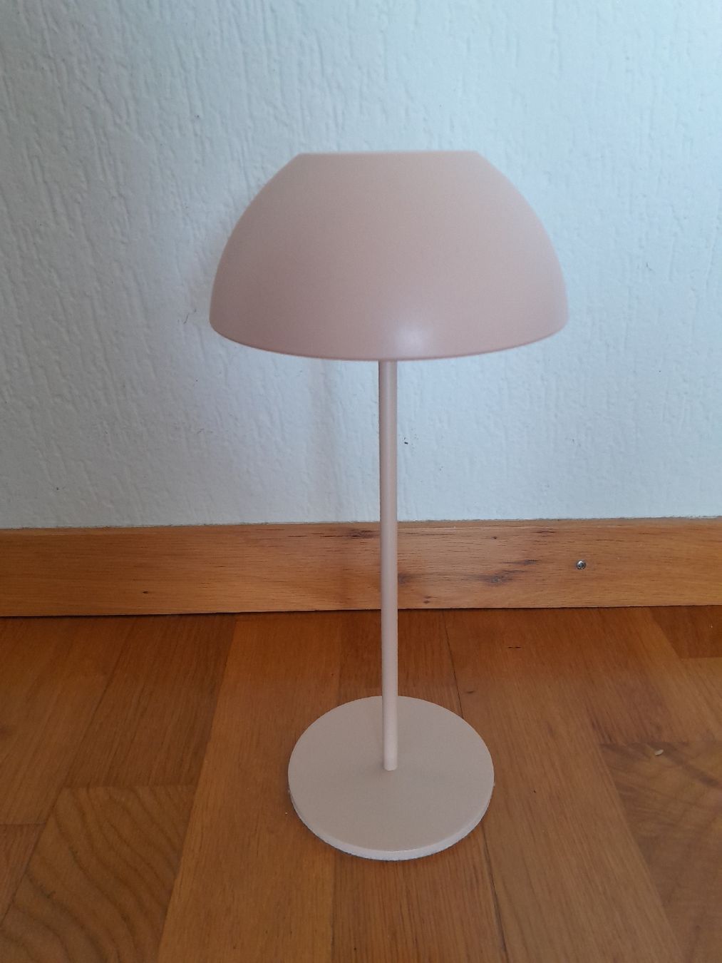 Lampen: Tchibo LED-Akku-Tischleuchte rosa – Neu (gemäss Beschreibung) aus Zürich von mel_nj78