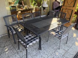 Gartentisch mit 10 Stühlen und Polstern Metall guter Zustand