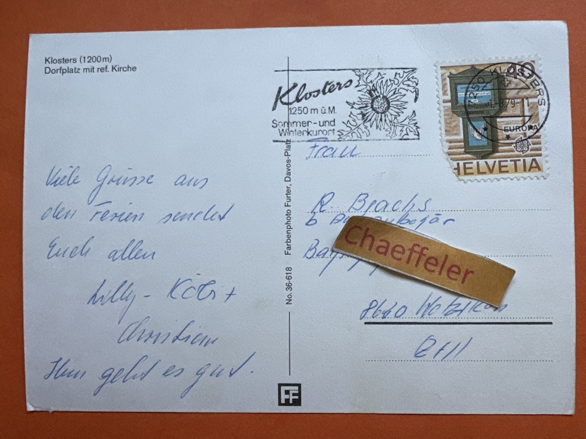 Ansichtskarten: 1979 Klosters, Dorfplatz mit ref. Kirche  – Gebraucht aus Zürich von Chaeffeler 1