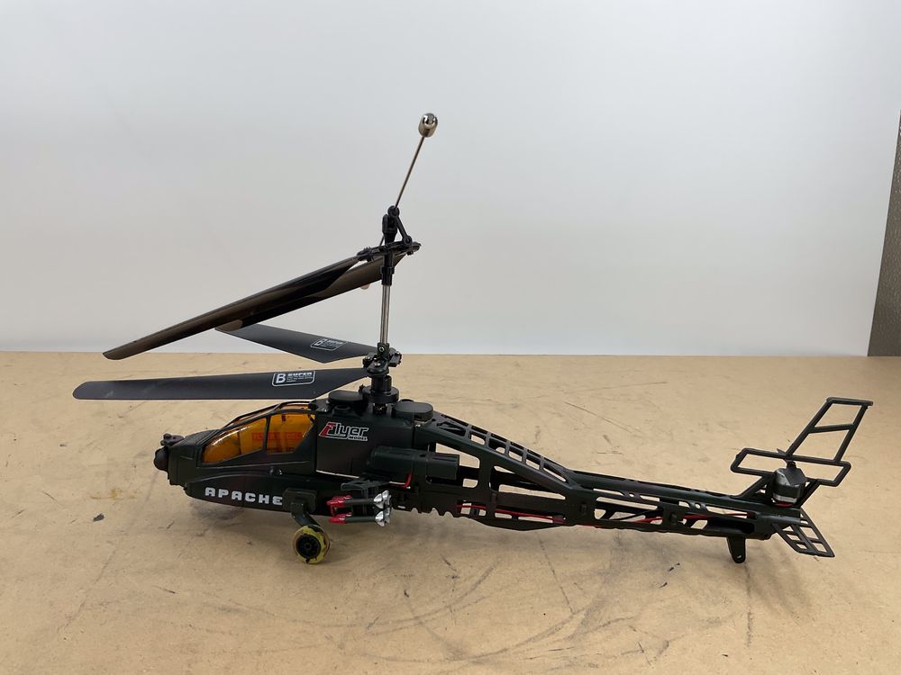 RC Apache Helikopter Militär in unbekanntem Zustand (Defekt) in Stäfa ...