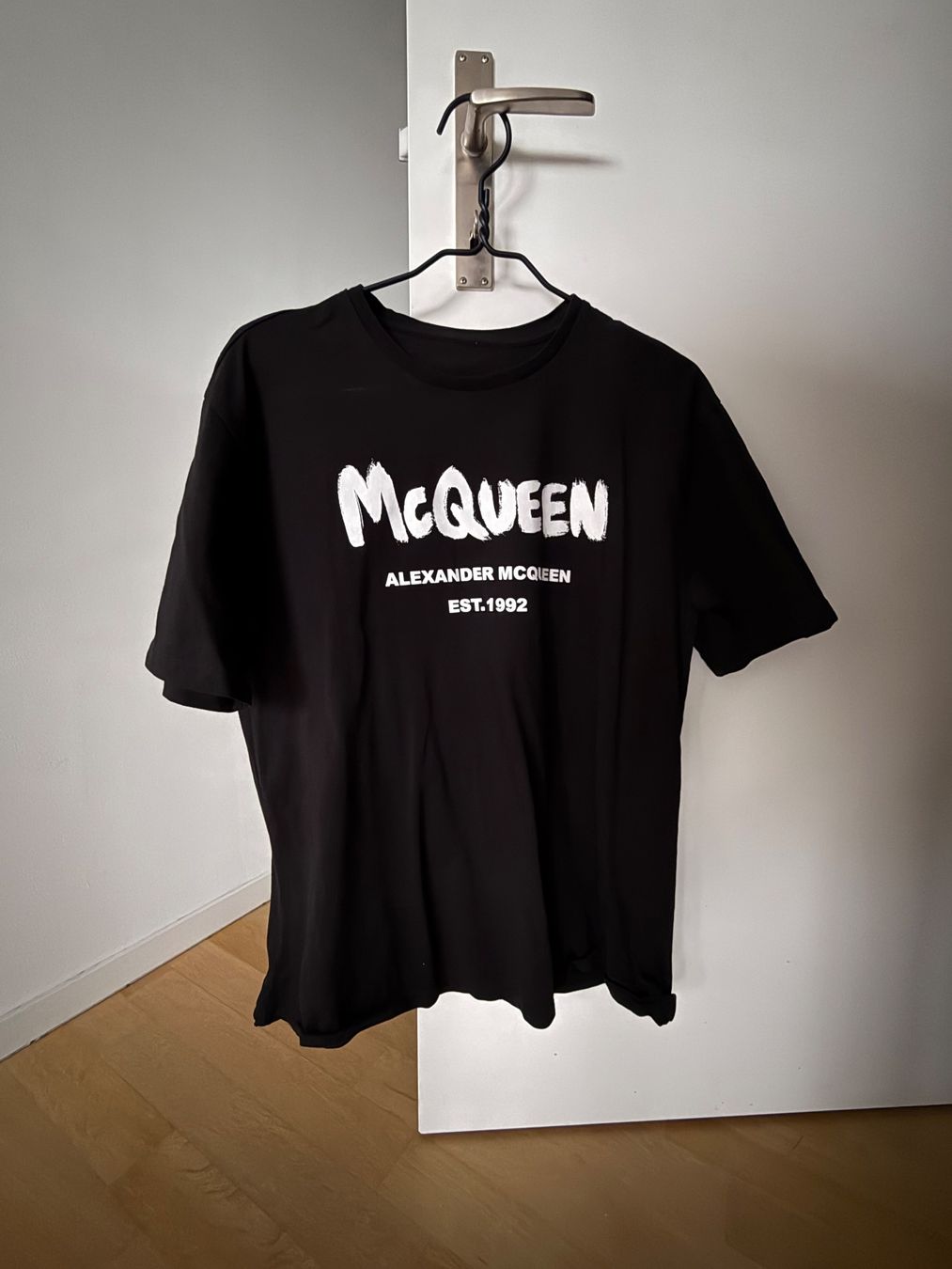Alexander Mcqueen T-shirt: Alexander McQueen T-Shirt Size 44 Black – Usato da Basel venduto da Rouge.