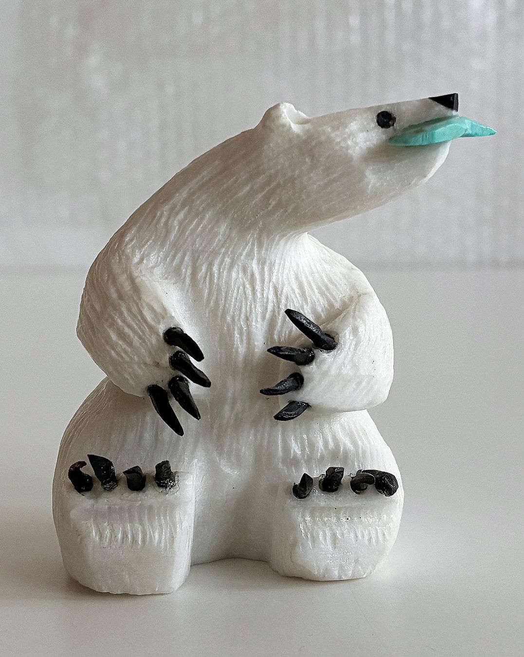 Statuette: Alabaster Eisbär sitzend mit Fisch – Usato da Bäretswil venduto da robsonantik
