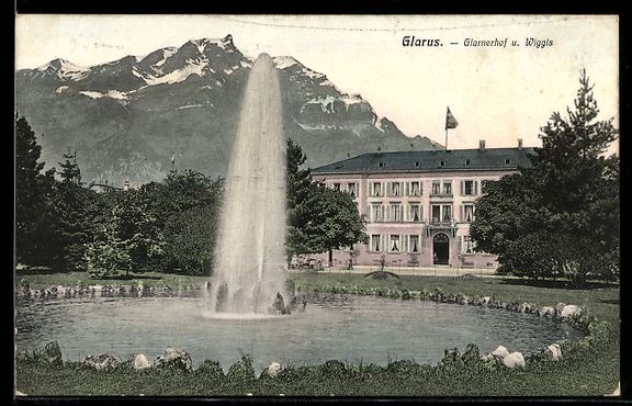 Cartoline postali: AK Glarus, Glarnerhof & Wiggis, Wasserfontäne – Usato da Berlin venduto da bartko-reher