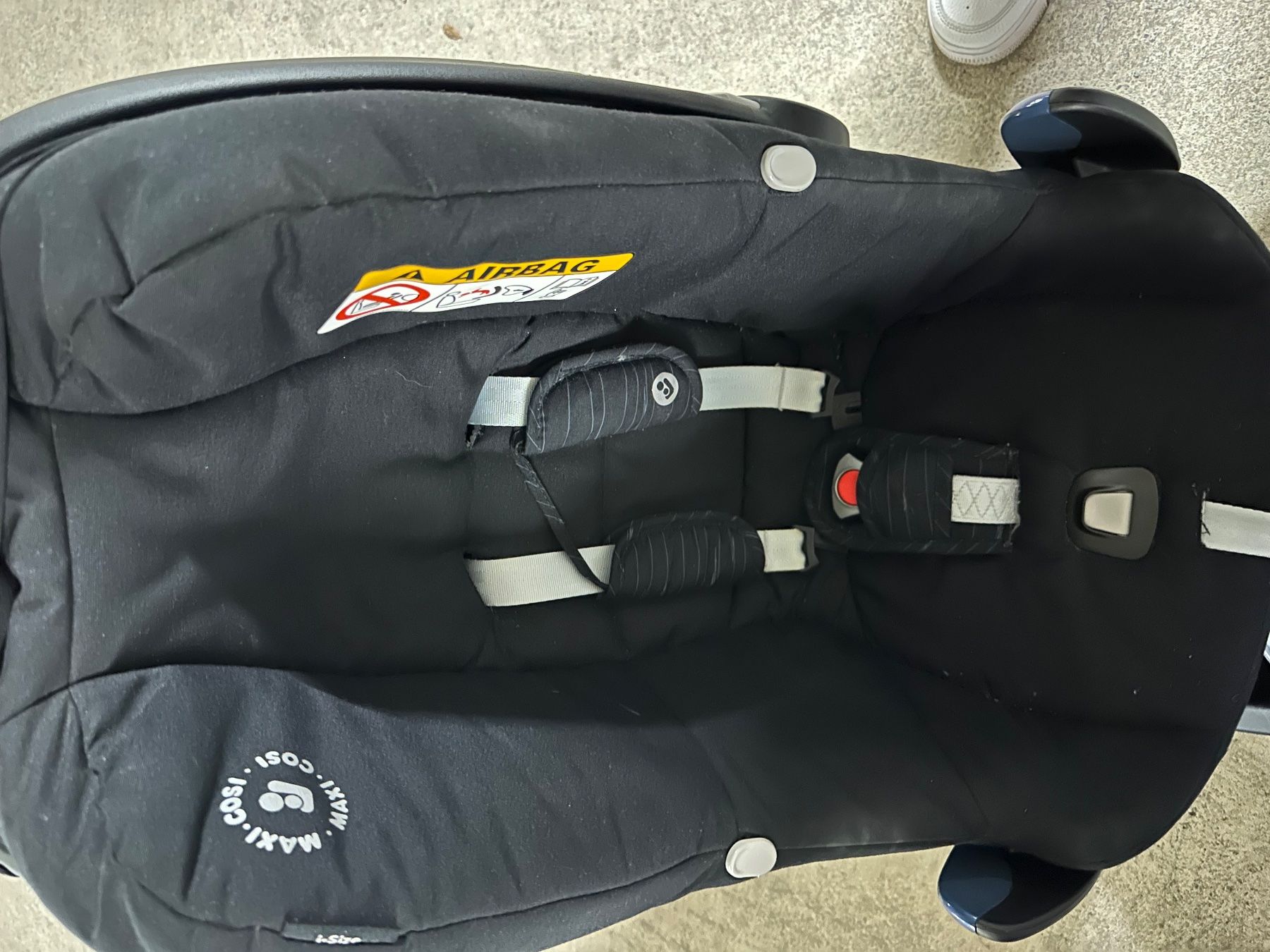Maxi-Cosi Seggiolini per auto: Maxi Cosi Babyschale und Basis – Usato da Allschwil venduto da Blumergg