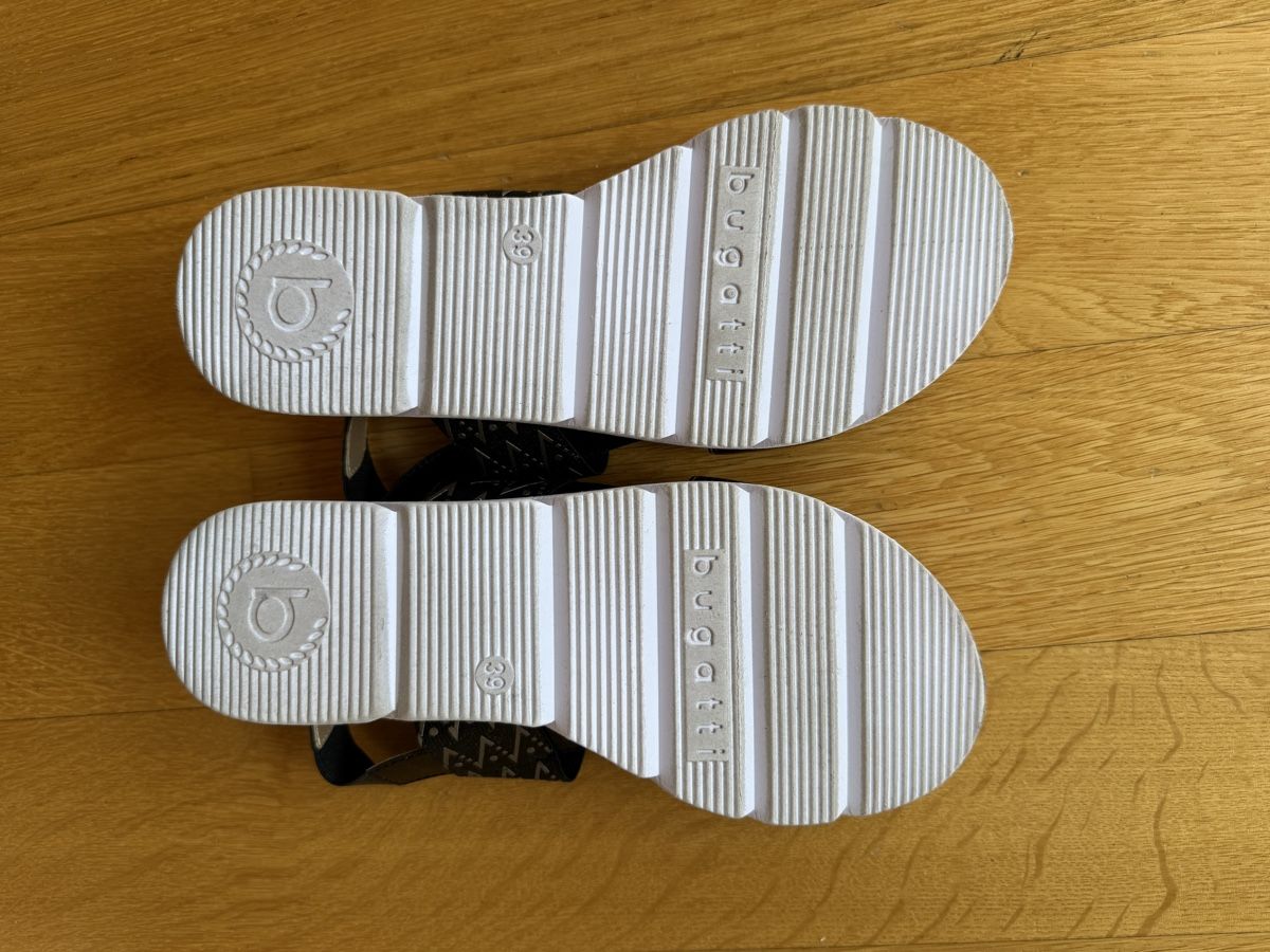Bugatti Scarpe da donna: Bugatti Sandale, Grösse 39, neuwertig – Nuovo (secondo la descrizione) da Glattpark(Opfikon) venduto da dominizi 3