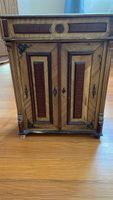 Antiker Schrank, Nussbaumholz, restaurationsbedürftig.