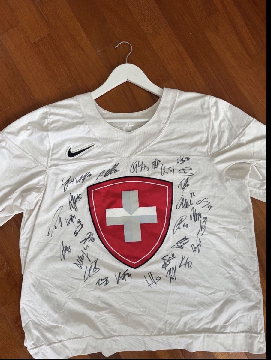 Bayern München Canottiere & Pantaloni: Schweizer Nati Trikot unterschrieben vom Team – Nuovo (secondo la descrizione) da Rechthalten venduto da Trikot-master
