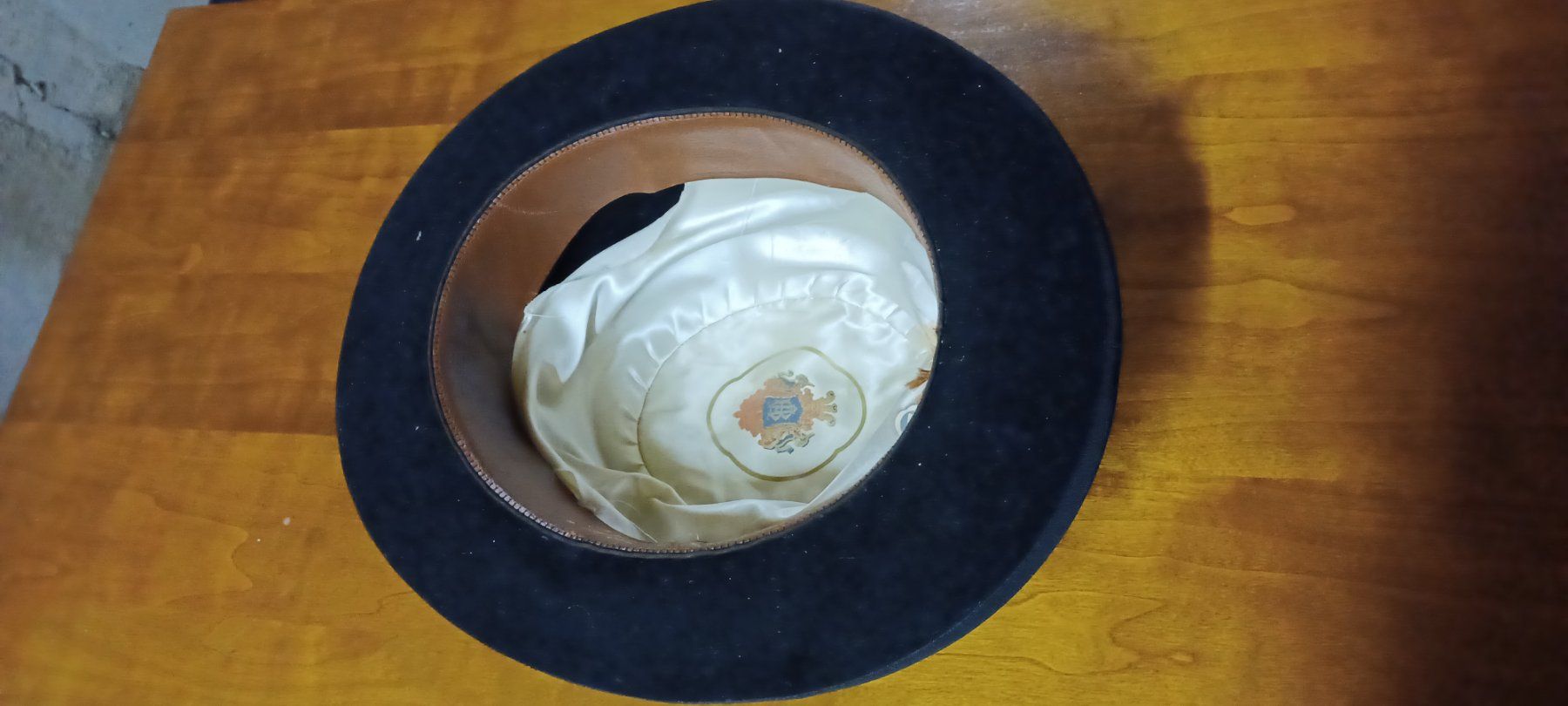 Copricapi, berretti & cappellini: Antiker Bowler – Usato da Menziken venduto da Nikkimcanton