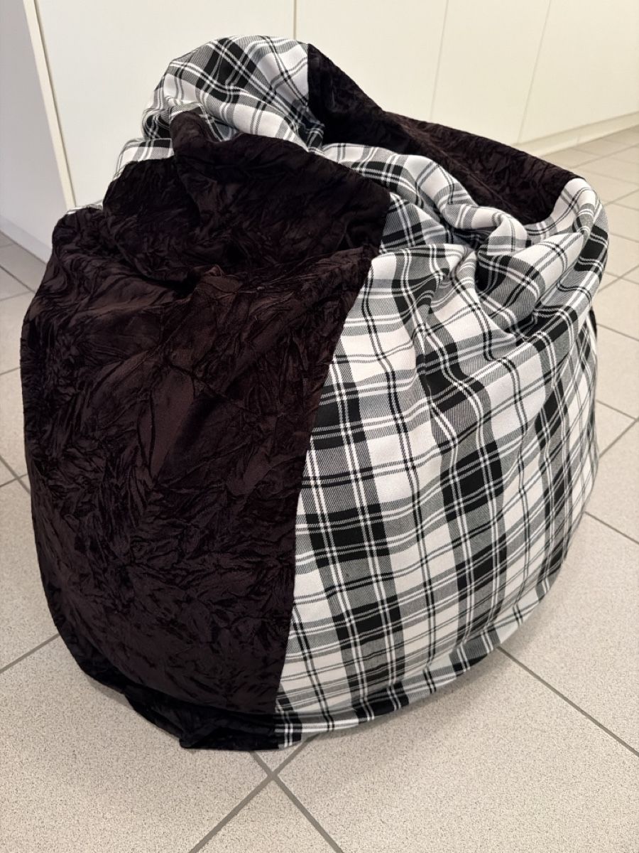 Hocker: Sitzsack schwarz kariert – Gebraucht aus Weggis von Doris