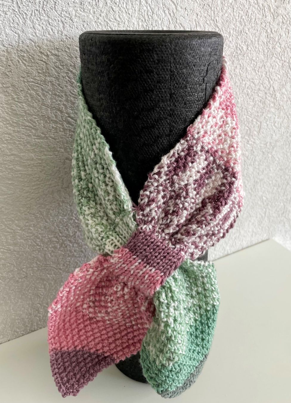 Foulards, Tücher & Schals: Halstuch / Schal  mit Schlüsselloch-Technik – Neu und originalverpackt aus Täuffelen von sohalt