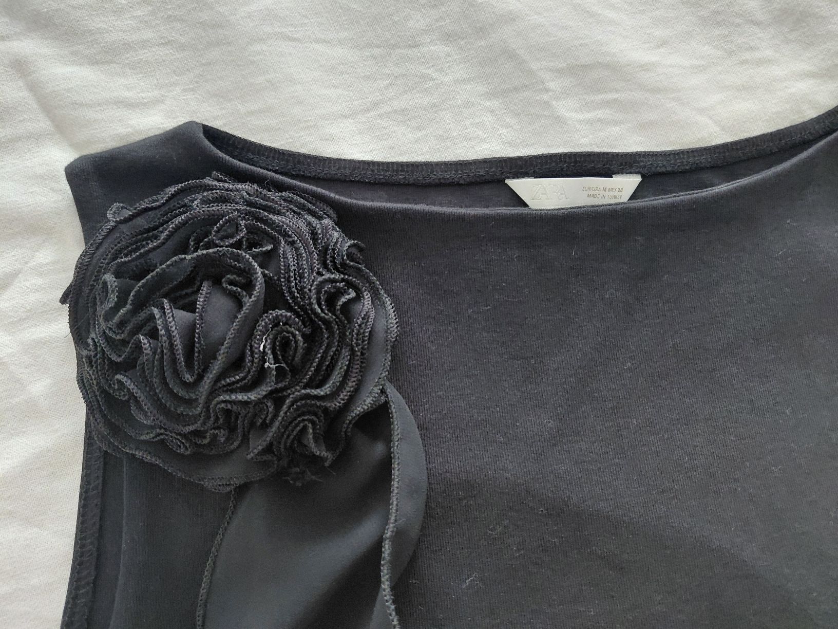 Zara Tops: Wunderschönes Top von Zara mit Blütenapplikation – Neu (gemäss Beschreibung) aus Geuensee von sonnenstunden 2