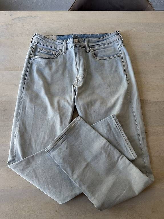 Jeans: Jean bleu clair H&M  taille 30/32  coupe straight – Gebraucht aus Lausanne von ila_pz5z