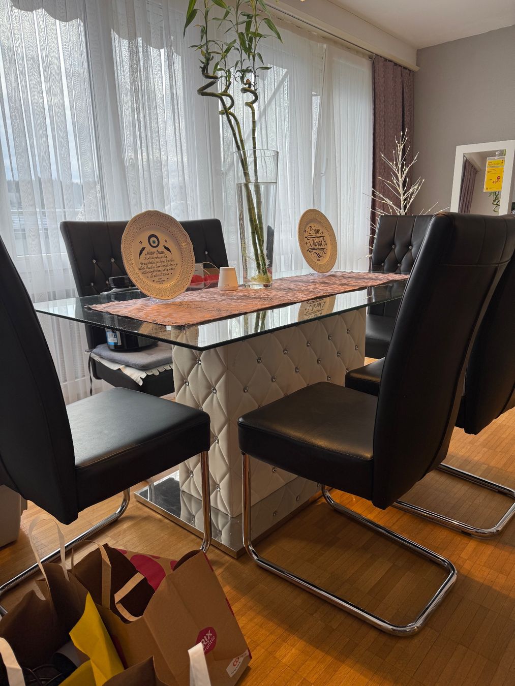 Tische: Esstisch Designer Glas Esstisch mit Stühle – Gebraucht aus Winterthur von Nesho