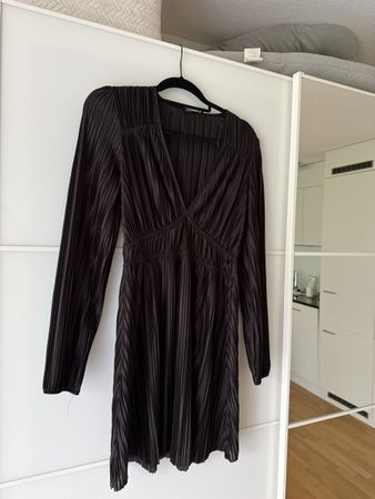 Elegantes schwarzes Faltenkleid Gr. 38 Zara für den Somme