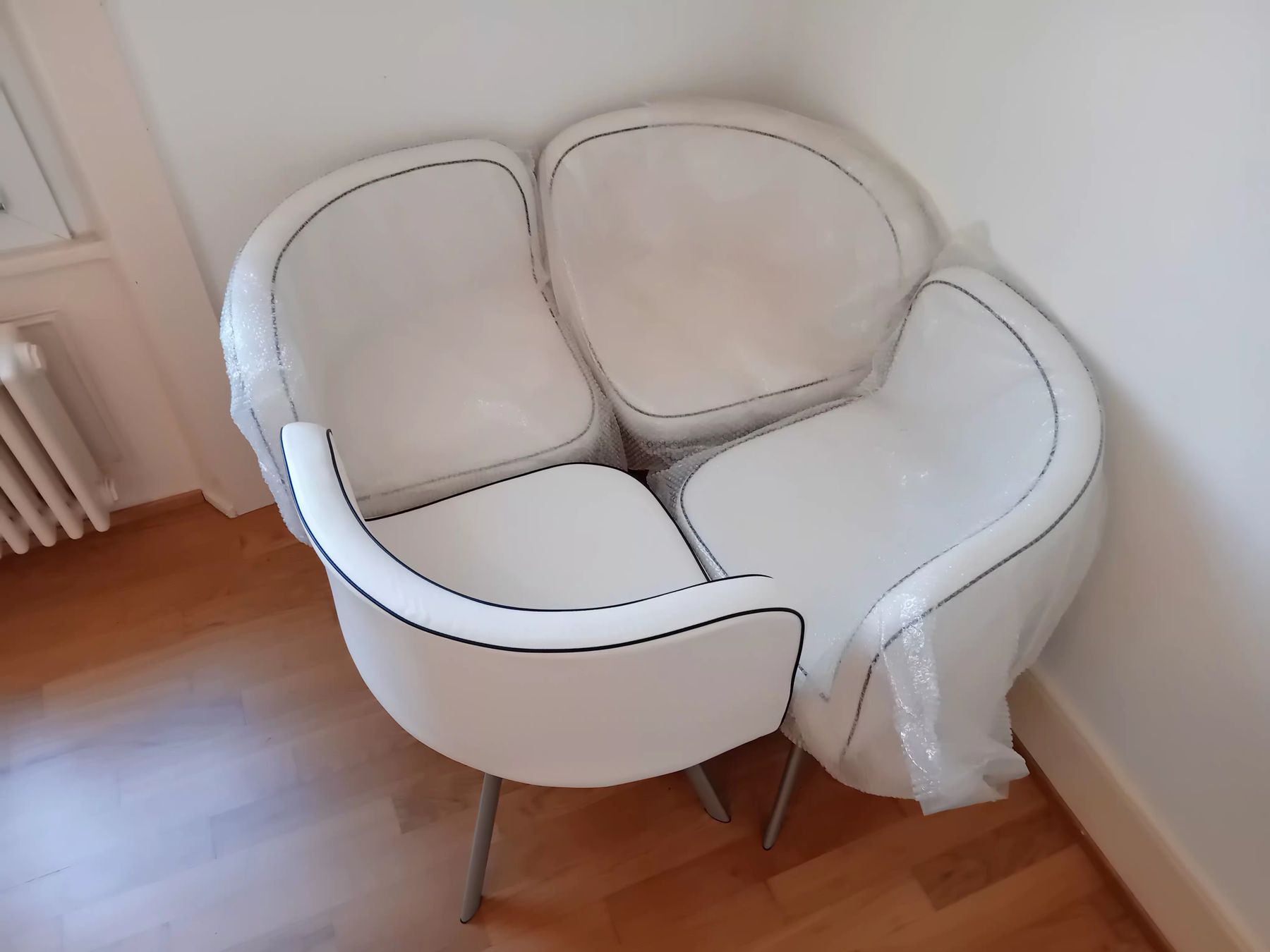 Conforama Sedie: 4 chaises  en cuir neuves – Nuovo e nell'imballaggio originale da Lausanne venduto da tal_8ntx 5