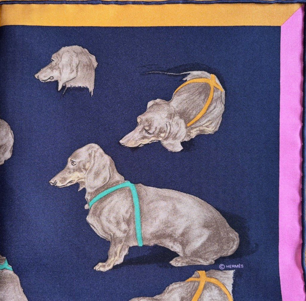 Hermès Foulards, Tücher & Schals: HERMES Gavroche Pochette "LES BASSETS", 2025 – Neu und originalverpackt aus Zürich von Libraco 4