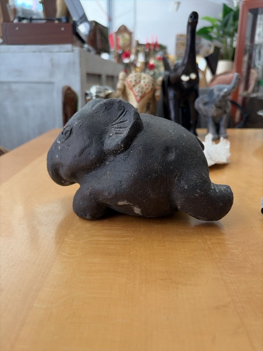 Figuren: Dekorative Elefantenfigur aus dunklem Material, liegend – Gebraucht aus Rorschach von TrendyDeals 1