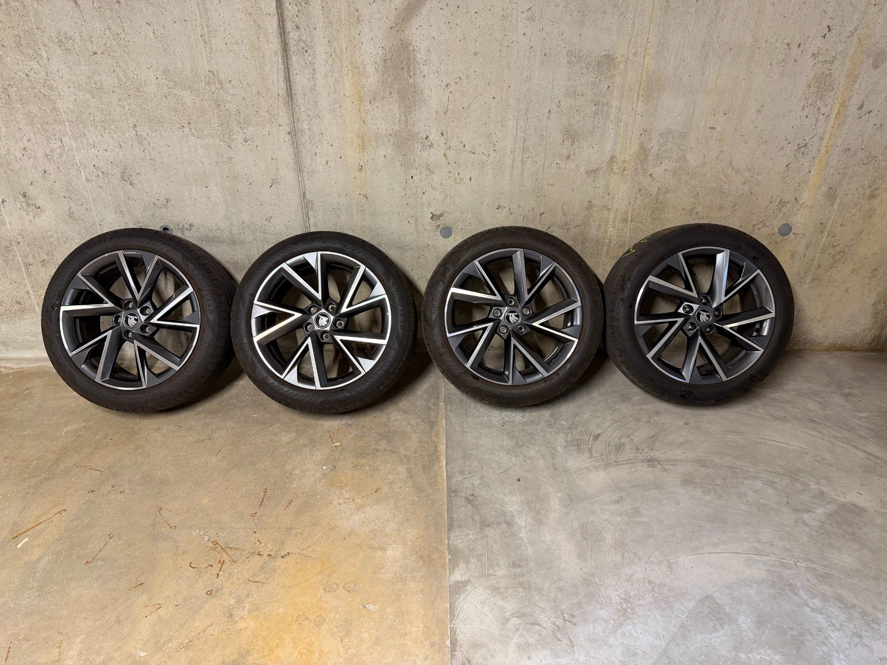 Skoda Pneumatici & Ruote complete: Original Skoda Superb 18"-Alukompletträder – Usato da Kyburg venduto da Mi_Ne