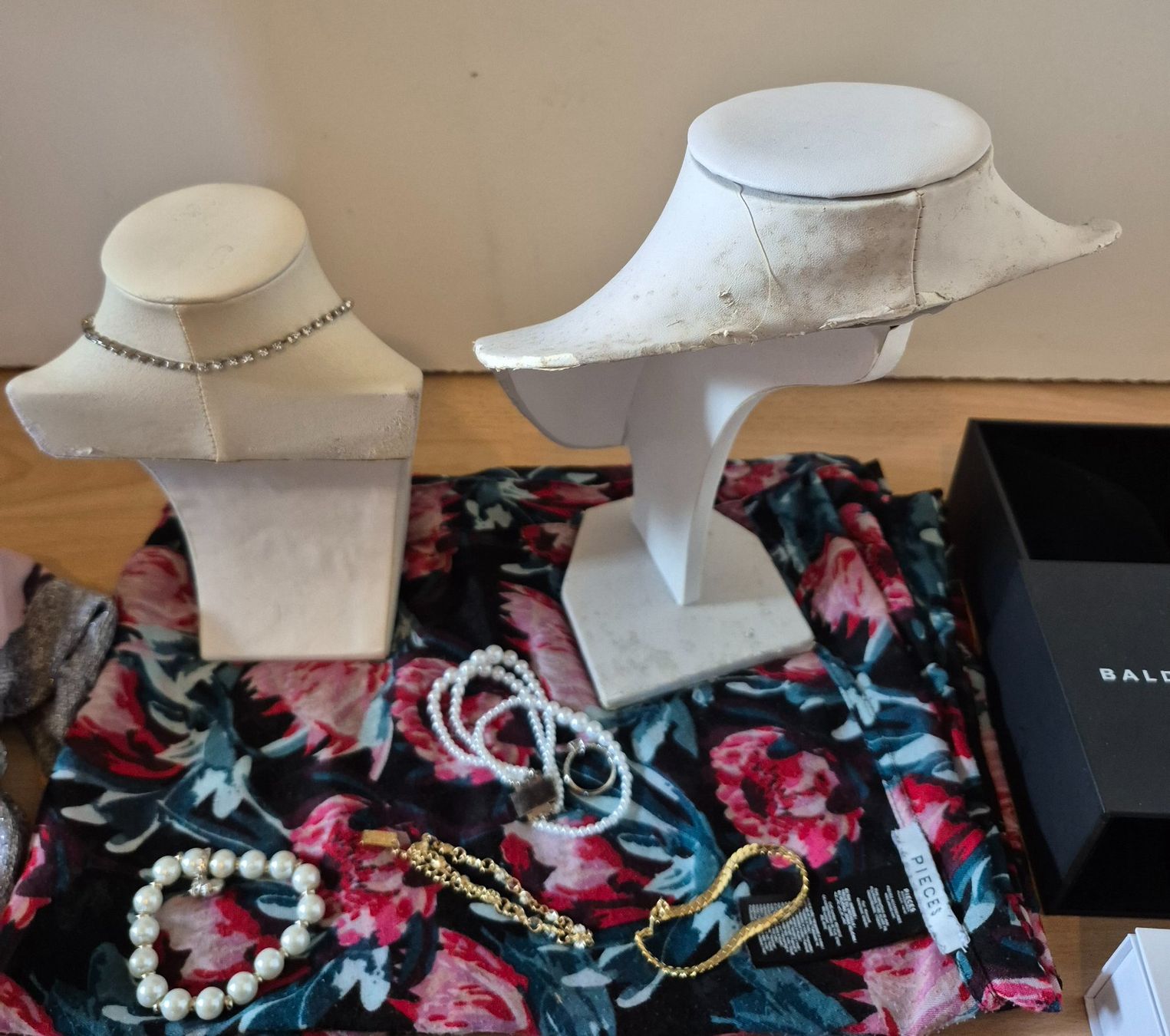 Altri gioielli: Schmuck Büste und Accessories – Usato da Adliswil venduto da cha_fq9f 8