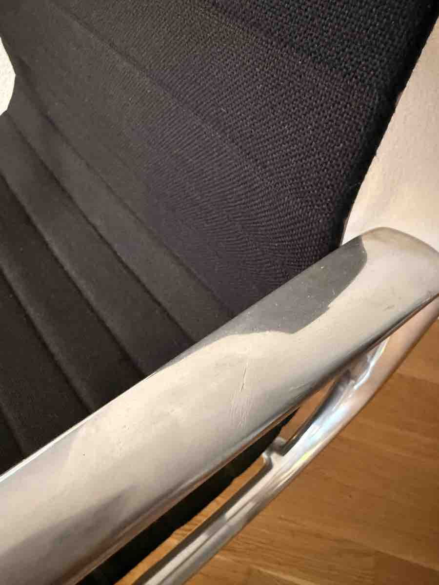 Vitra Chaises: Vitra Eames EA 107 – D'occasion à Stäfa par mar_7mhy 7