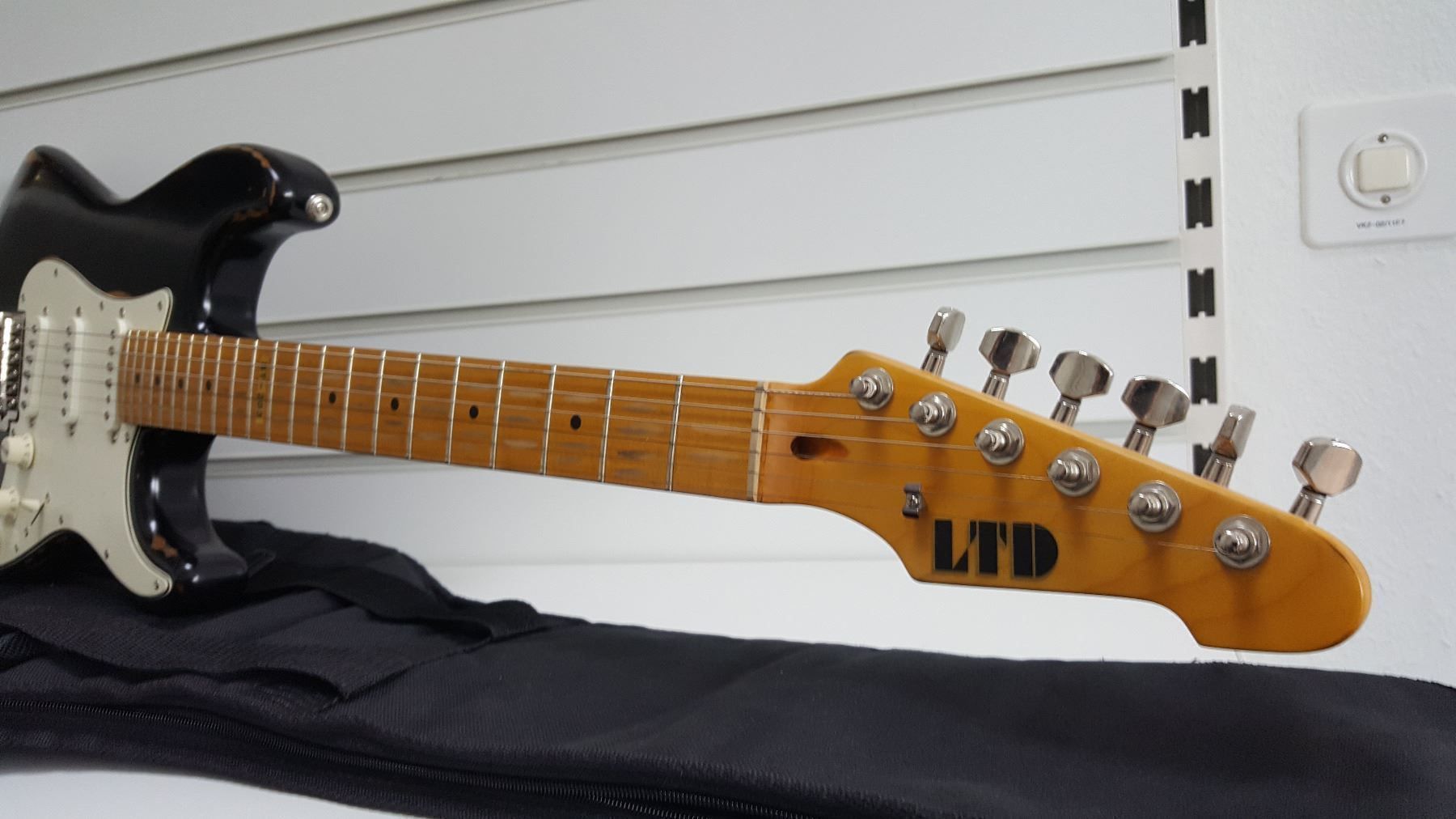 Esp Strumenti musicali: LTD ST-203 BLK Maple Distresse e-gitarre ,neuwertig – Nuovo (secondo la descrizione) da Glattbrugg venduto da Swissmusik 1