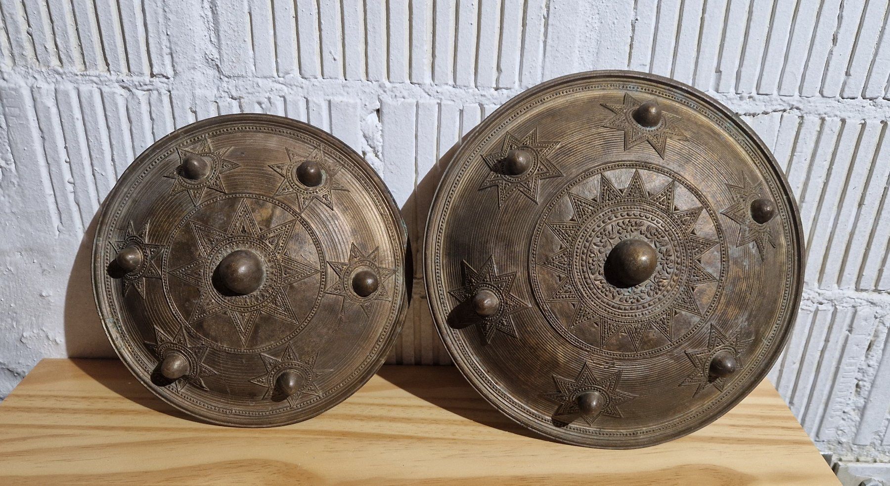 Skulpturen & Statuen: antike Bronze Schilder orientalisch – Gebraucht aus Seedorf BE von Stibutz