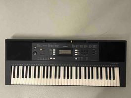 Digital Piano Yamaha PSR.  Minor details