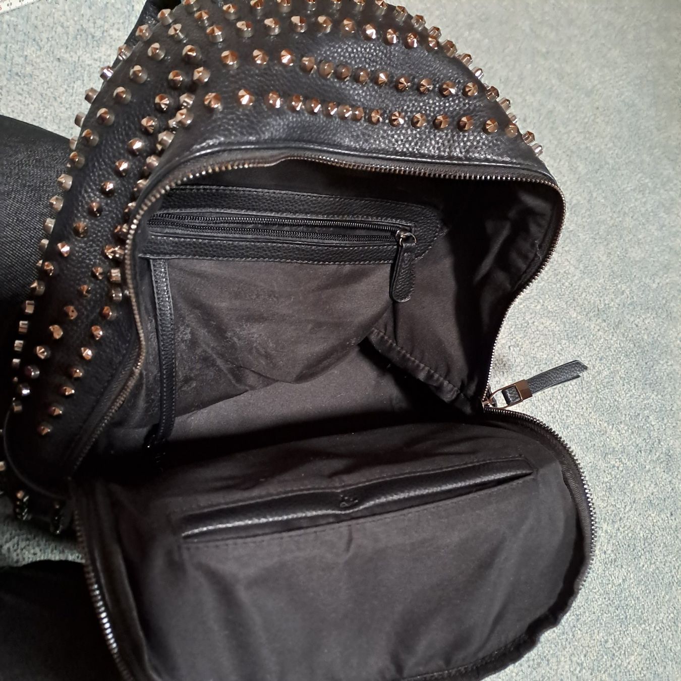 Zaini: Cooler Nieten Rucksack, Schwarz – Usato da Frauenfeld venduto da Andadaa 3