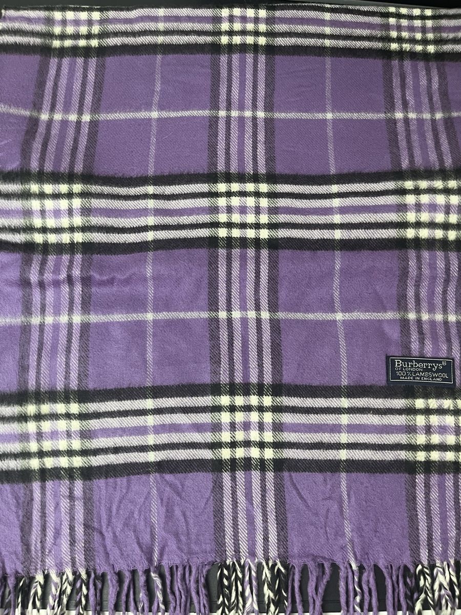 Burberry Foulard & Sciarpe: Écharpe Burberry violet à Carreaux – Nuovo (secondo la descrizione) da Les Avanchets venduto da lunedeneige.shop 2