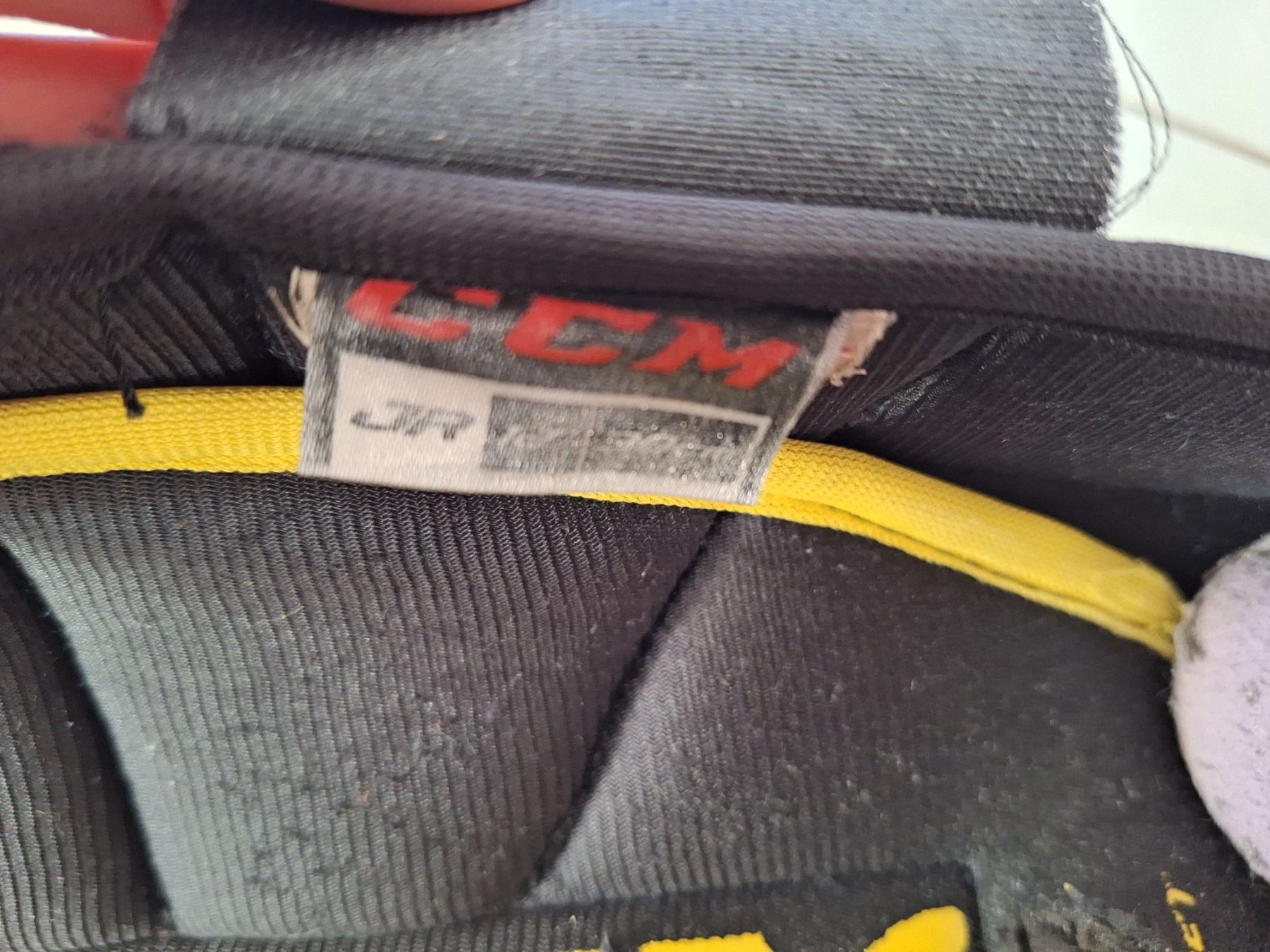Ccm Schutz & Schoner: Eishockey Schienbeinschoner – Gebraucht aus Wegenstetten von mcfly321 1