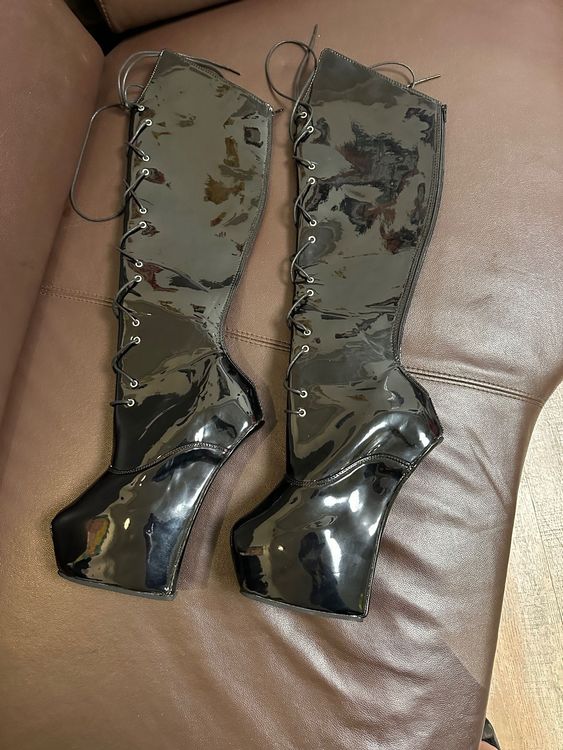 SCHWARZE PONY LACK HIGH HEELLESS MIT PLATEAU (Neu (gemäss Beschreibung ...