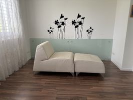 Moderne Lederliege (Sessel+Hocker) in cremeweiss top Zustand