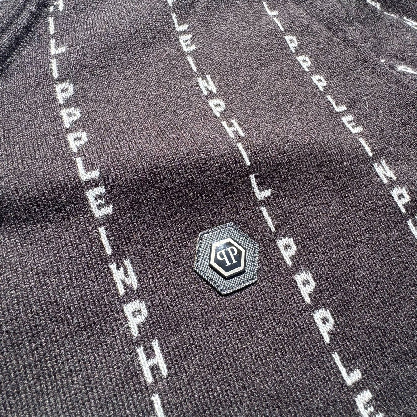 Philipp Plein Maglioni & Felpe: Philipp Plein monogram black V-neck sweater – Usato da St. Gallen venduto da sourced_limited 2