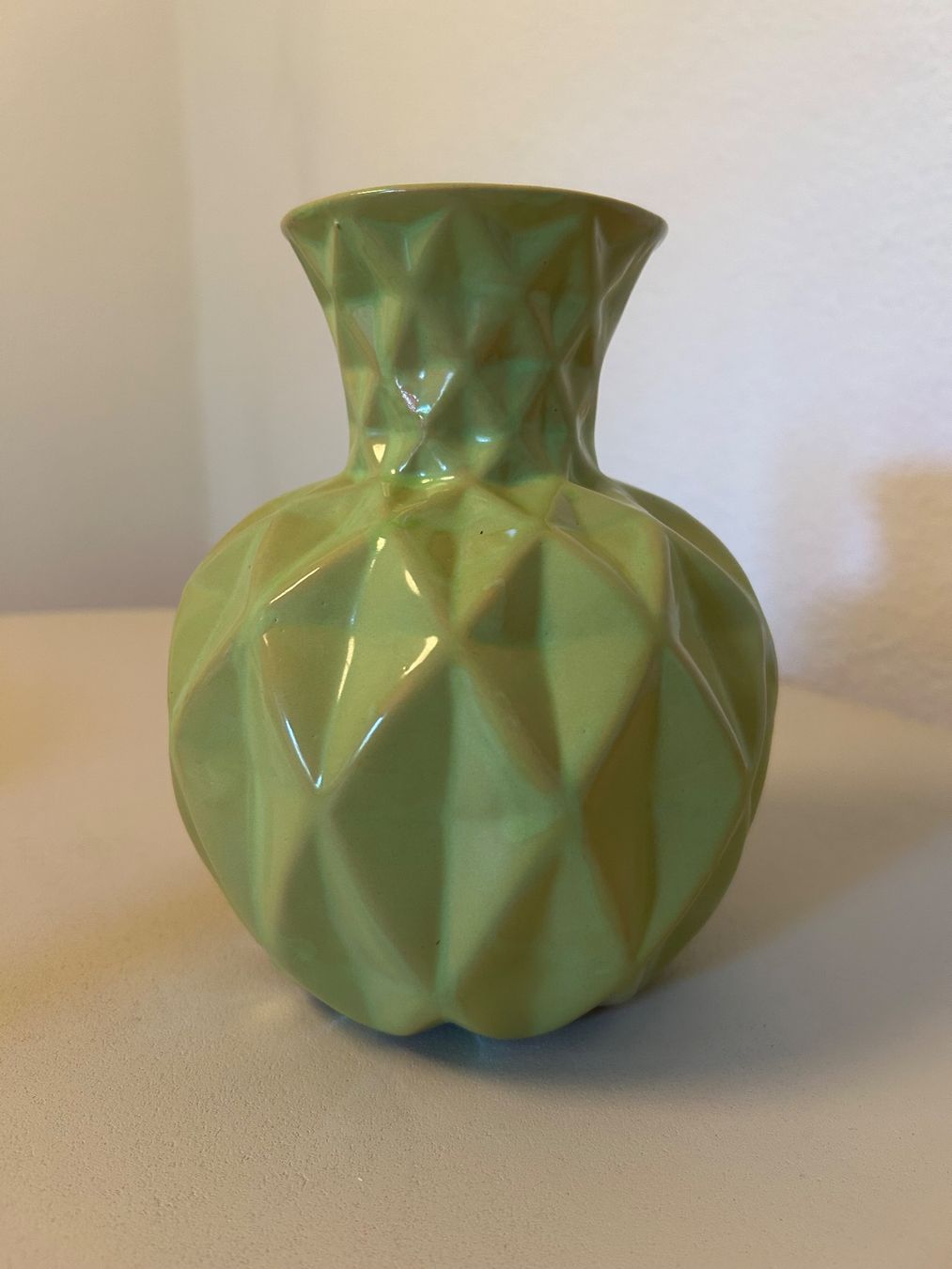 Vase & Récipients: Wunderschöne, limettengrüne Keramikvase – D'occasion à Rorschacherberg par Svebe