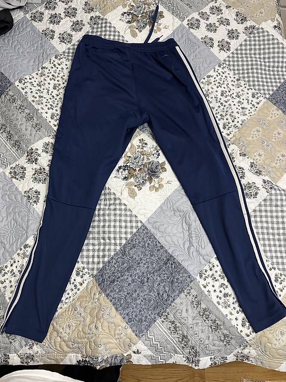 Adidas Hosen: Jogging Adidas M – Gebraucht aus Nyon von lio_5n8l 1